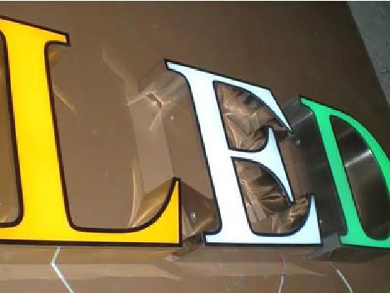 威宁介绍LED招牌的基础知识。